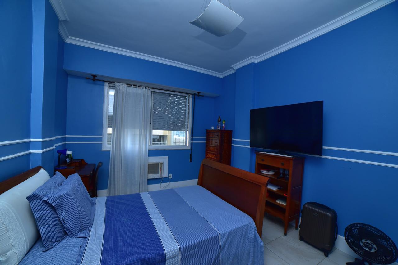 Av. Atlântica, Copacabana/RJ - 3 Dorm.  Ste/Sauna, Lavabo, Escritório.  330,00m2. Localização Excelente, " TOP INTERNACIOAL".  Conforto, Qualidade de Vida, Vista  Eterna P/ MAR. Deslumbrante !!!  COMPRADOR & FAMILIA MERECEM!!!                                                                                                                                                           