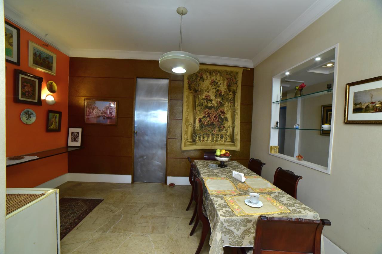 Av. Atlântica, Copacabana/RJ - 3 Dorm.  Ste/Sauna, Lavabo, Escritório.  330,00m2. Localização Excelente, " TOP INTERNACIOAL".  Conforto, Qualidade de Vida, Vista  Eterna P/ MAR. Deslumbrante !!!  COMPRADOR & FAMILIA MERECEM!!!                                                                                                                                                           