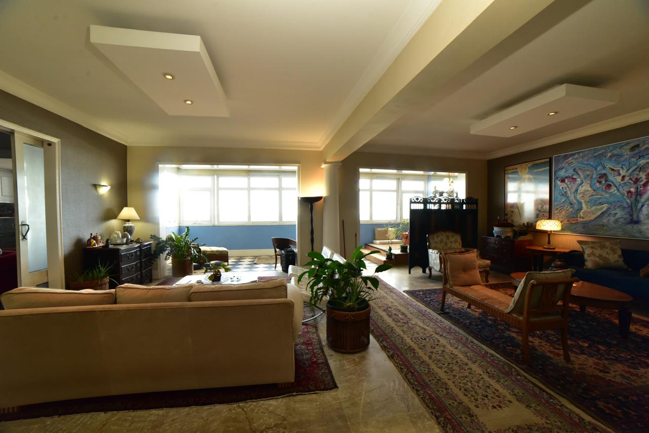 Av. Atlântica, Copacabana/RJ - 3 Dorm.  Ste/Sauna, Lavabo, Escritório.  330,00m2. Localização Excelente, " TOP INTERNACIOAL".  Conforto, Qualidade de Vida, Vista  Eterna P/ MAR. Deslumbrante !!!  COMPRADOR & FAMILIA MERECEM!!!                                                                                                                                                           