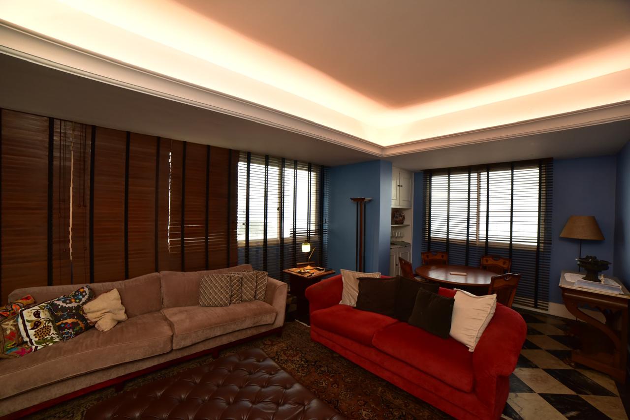 Av. Atlântica, Copacabana/RJ - 3 Dorm.  Ste/Sauna, Lavabo, Escritório.  330,00m2. Localização Excelente, " TOP INTERNACIOAL".  Conforto, Qualidade de Vida, Vista  Eterna P/ MAR. Deslumbrante !!!  COMPRADOR & FAMILIA MERECEM!!!                                                                                                                                                           