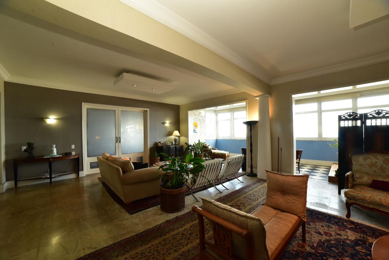 Av. Atlântica, Copacabana/RJ - 3 Dorm.  Ste/Sauna, Lavabo, Escritório.  330,00m2. Localização Excelente, " TOP INTERNACIOAL".  Conforto, Qualidade de Vida, Vista  Eterna P/ MAR. Deslumbrante !!!  COMPRADOR & FAMILIA MERECEM!!!                                                                                                                                                           