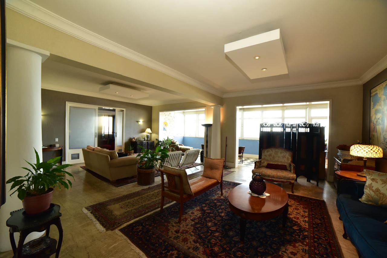 Av. Atlântica, Copacabana/RJ - 3 Dorm.  Ste/Sauna, Lavabo, Escritório.  330,00m2. Localização Excelente, " TOP INTERNACIOAL".  Conforto, Qualidade de Vida, Vista  Eterna P/ MAR. Deslumbrante !!!  COMPRADOR & FAMILIA MERECEM!!!                                                                                                                                                           
