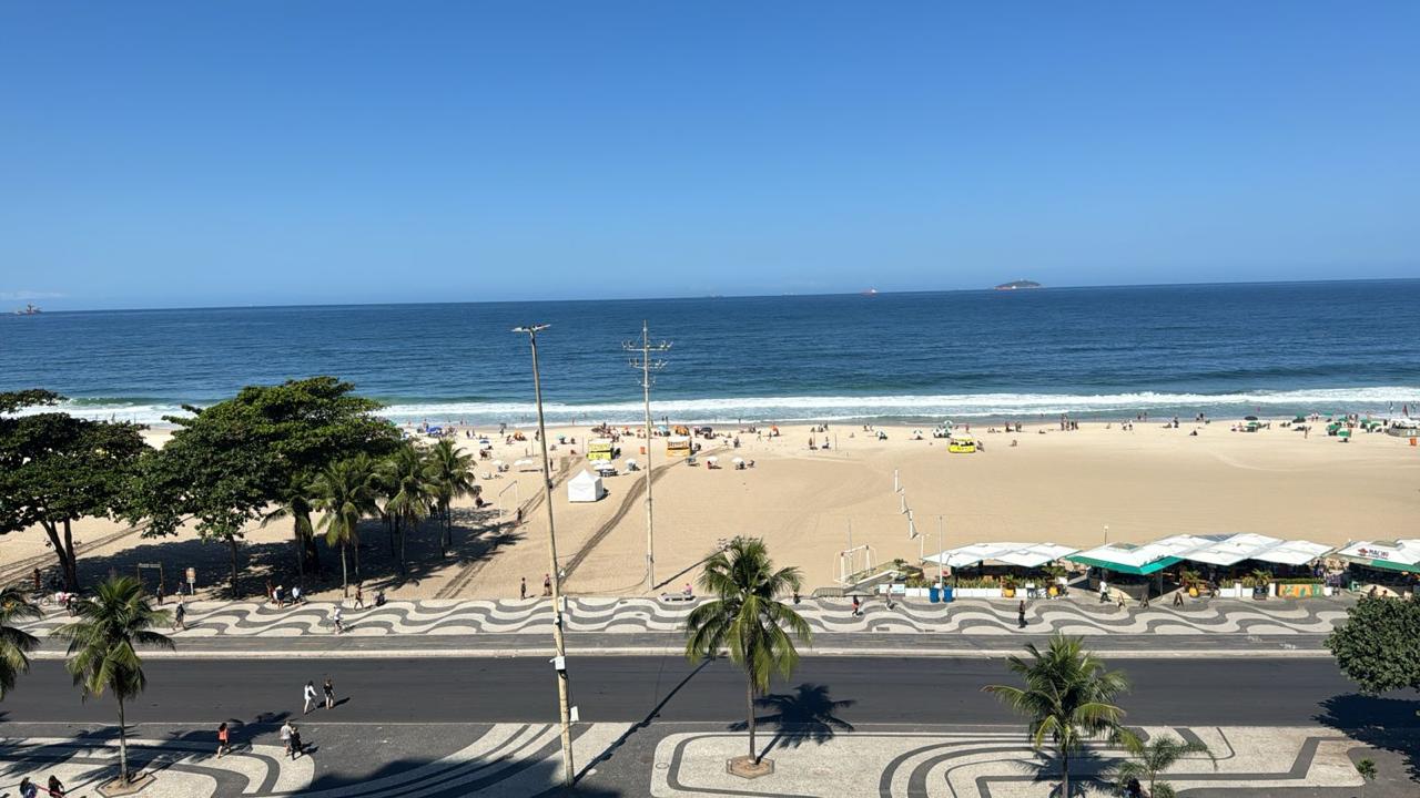 Av. Atlântica, Copacabana/RJ - 3 Dorm.  Ste/Sauna, Lavabo, Escritório.  330,00m2. Localização Excelente, " TOP INTERNACIOAL".  Conforto, Qualidade de Vida, Vista  Eterna P/ MAR. Deslumbrante !!!  COMPRADOR & FAMILIA MERECEM!!!                                                                                                                                                           