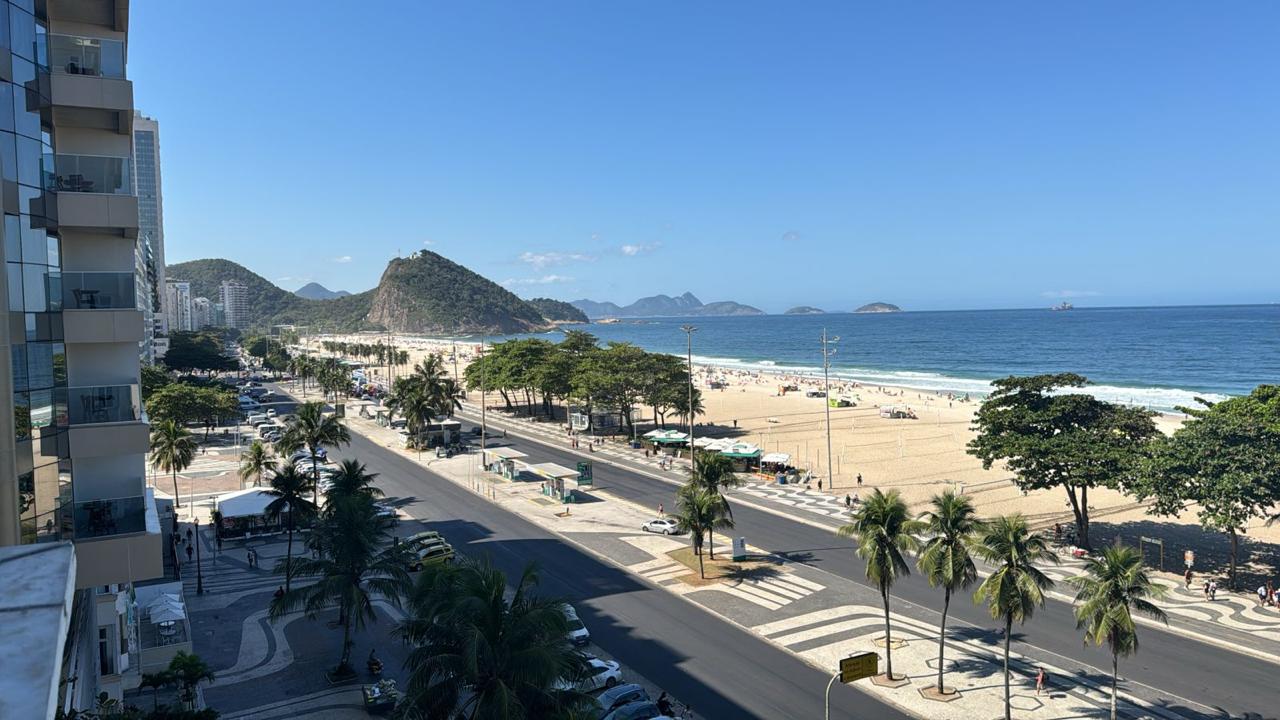Av. Atlântica, Copacabana/RJ - 3 Dorm.  Ste/Sauna, Lavabo, Escritório.  330,00m2. Localização Excelente, " TOP INTERNACIOAL".  Conforto, Qualidade de Vida, Vista  Eterna P/ MAR. Deslumbrante !!!  COMPRADOR & FAMILIA MERECEM!!!                                                                                                                                                           
