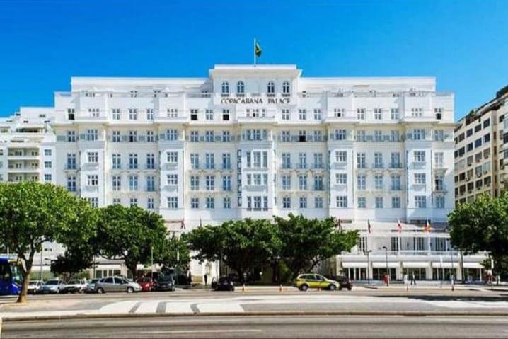 Av. Atlântica, Copacabana/RJ - 3 Dorm.  Ste/Sauna, Lavabo, Escritório.  330,00m2. Localização Excelente, " TOP INTERNACIOAL".  Conforto, Qualidade de Vida, Vista  Eterna P/ MAR. Deslumbrante !!!  COMPRADOR & FAMILIA MERECEM!!!                                                                                                                                                           