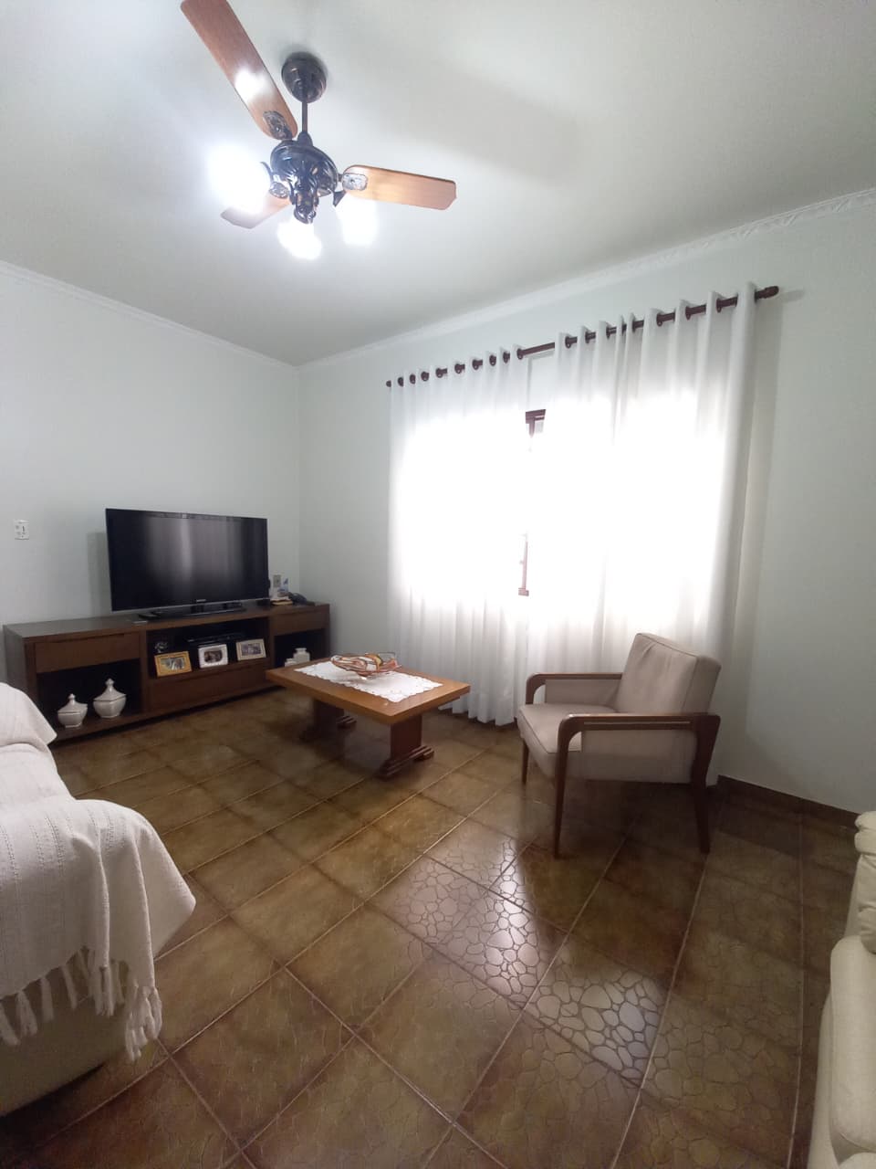 CASA COM PONTO COMERCIAL A VENDA