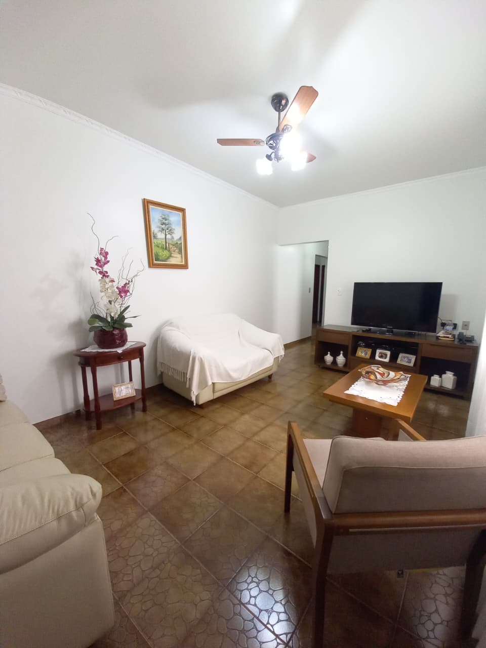 CASA COM PONTO COMERCIAL A VENDA