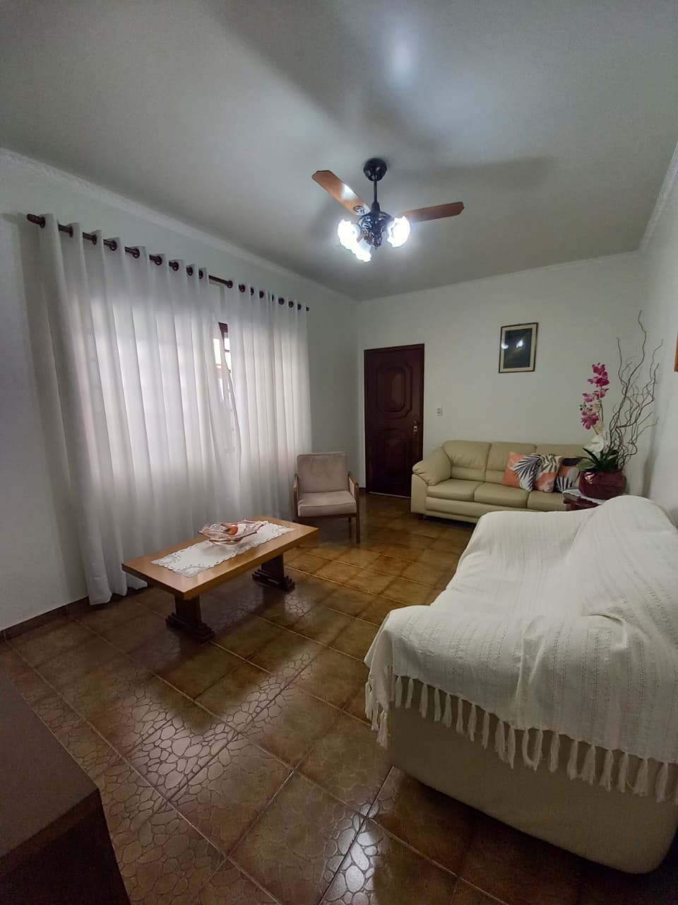 CASA COM PONTO COMERCIAL A VENDA