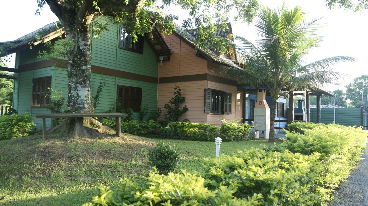 Chalés a venda com varanda e churrasqueira no Balneário Uirapuru em Itapoá-SC, por R$ 1.290.000,00