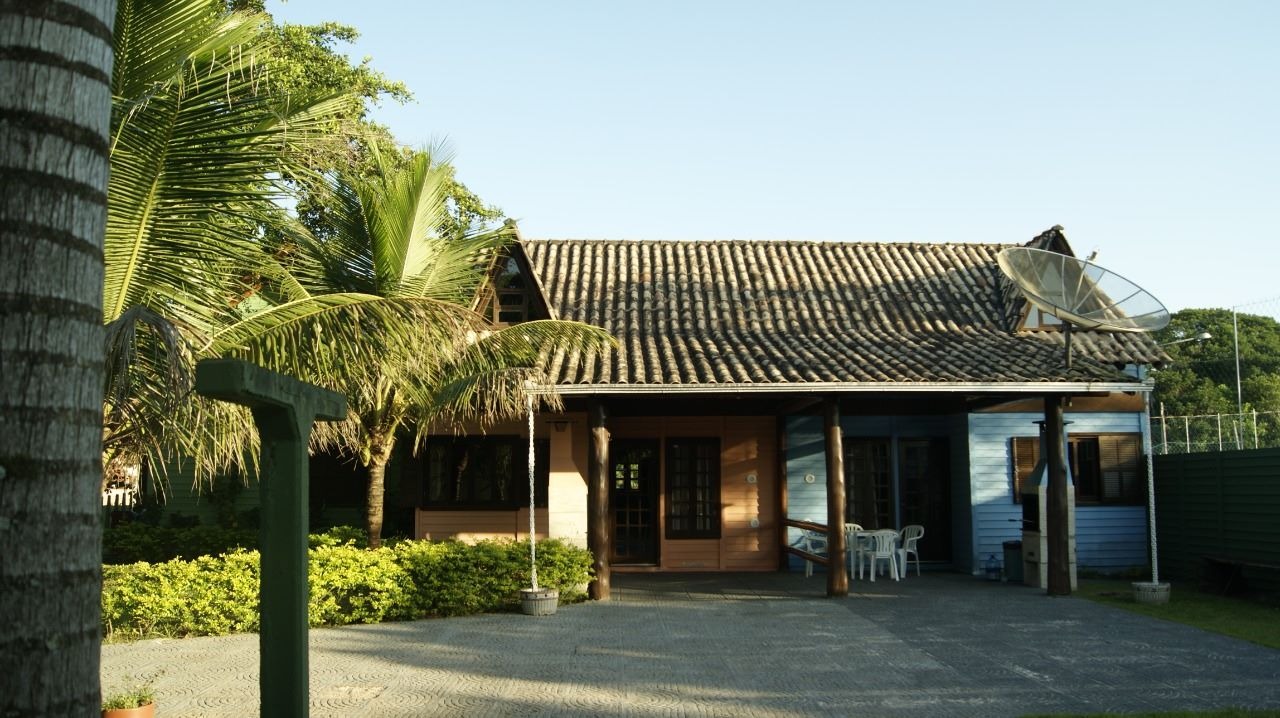 Chalés a venda com varanda e churrasqueira no Balneário Uirapuru em Itapoá-SC, por R$ 1.290.000,00