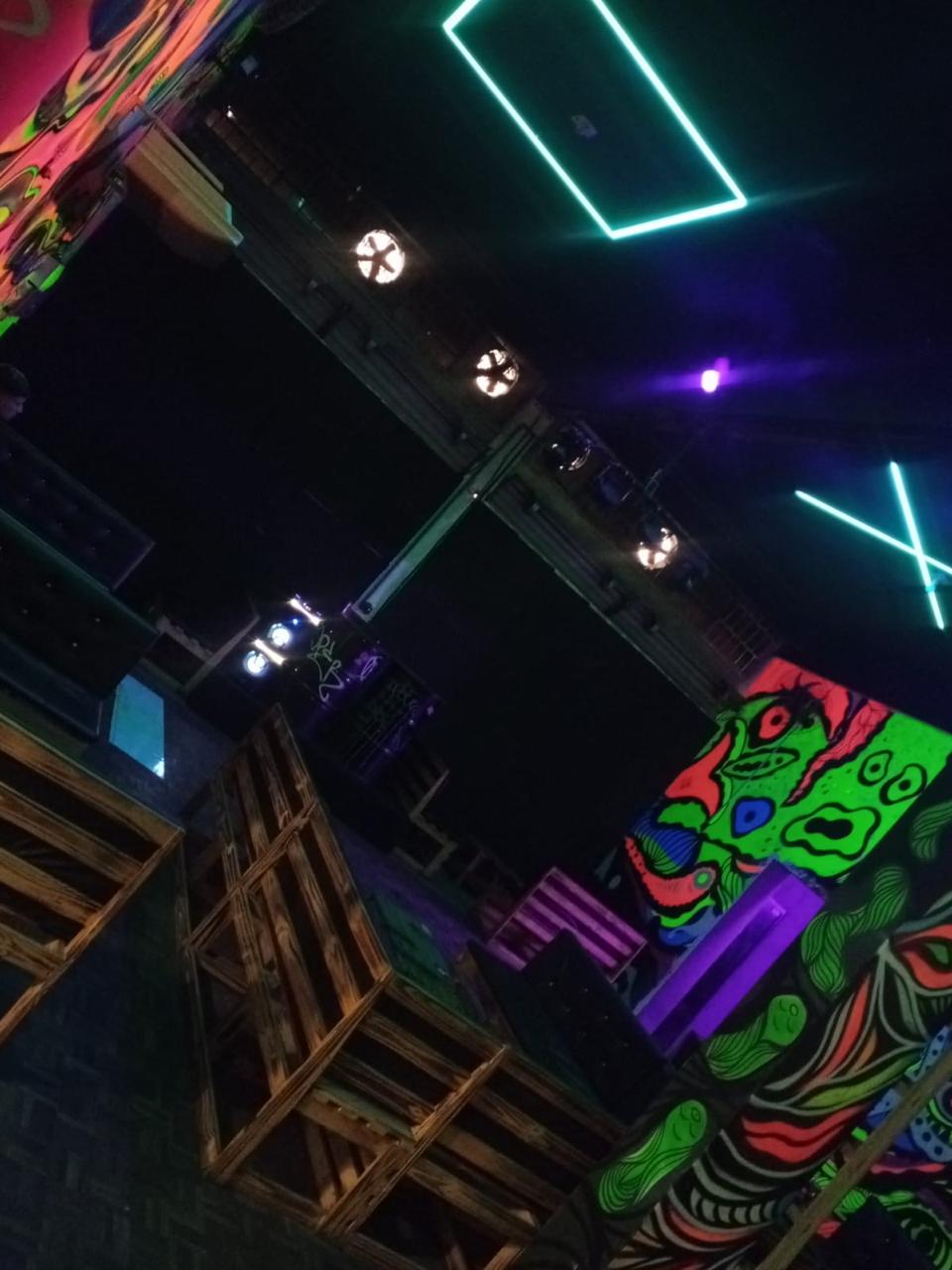 Ponto Comercial de Esquina todo mobiliado pronto para uso, no Centro de Curitiba Rua Trajano Reis. Valor de Venda R$ 100.000,00