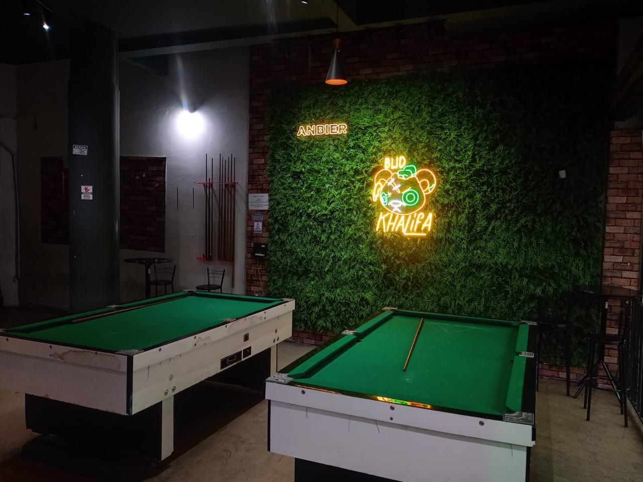 Ponto Comercial de Esquina todo mobiliado pronto para uso, no Centro de Curitiba Rua Trajano Reis. Valor de Venda R$ 100.000,00