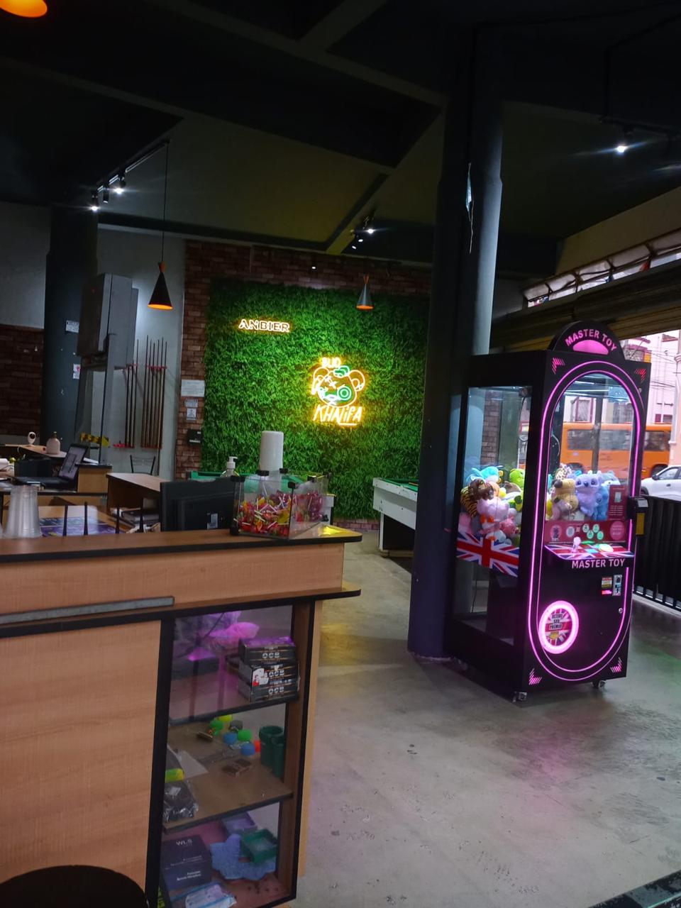 Ponto Comercial de Esquina todo mobiliado pronto para uso, no Centro de Curitiba Rua Trajano Reis. Valor de Venda R$ 100.000,00