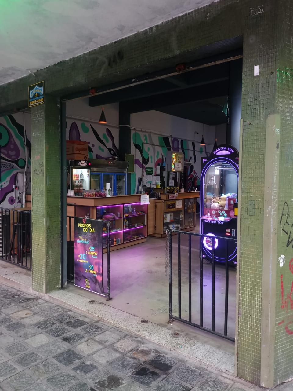 Ponto Comercial de Esquina todo mobiliado pronto para uso, no Centro de Curitiba Rua Trajano Reis. Valor de Venda R$ 100.000,00