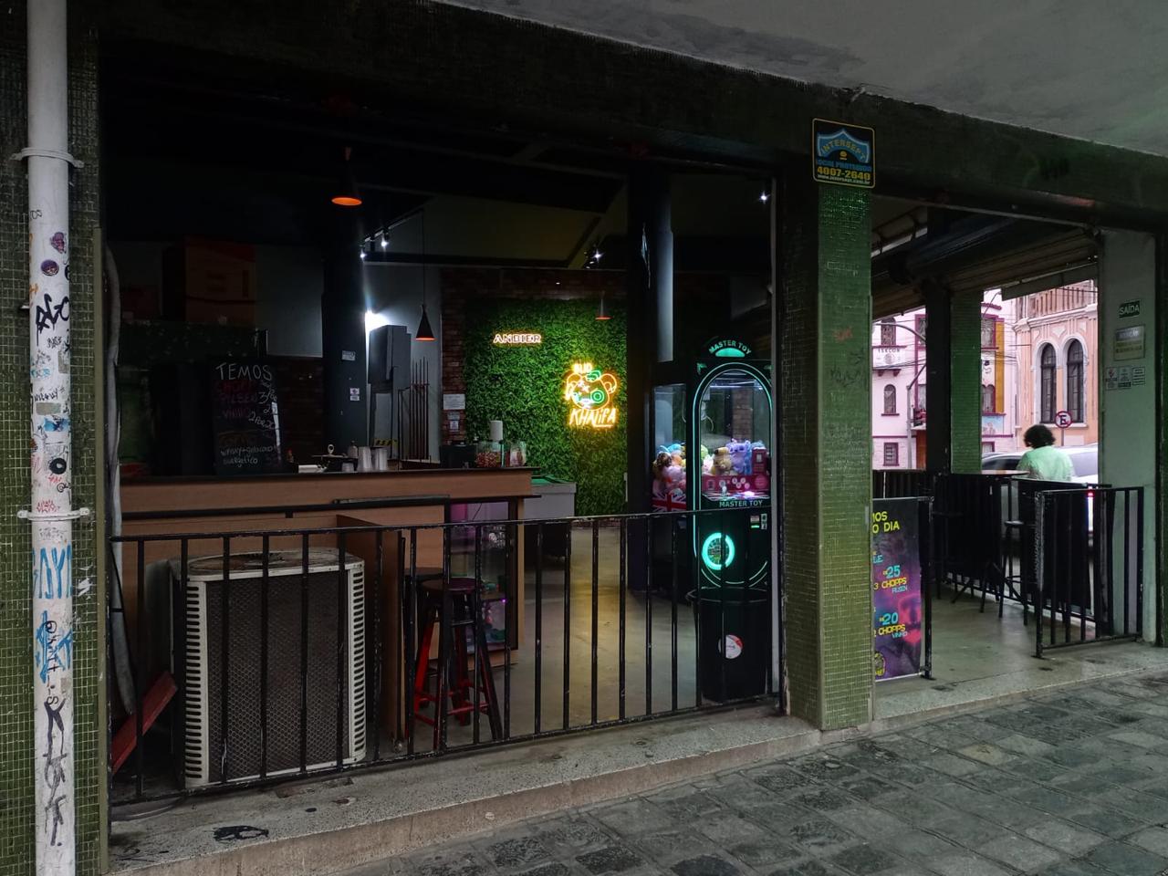 Ponto Comercial de Esquina todo mobiliado pronto para uso, no Centro de Curitiba Rua Trajano Reis. Valor de Venda R$ 100.000,00