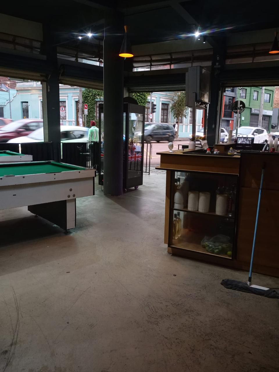 Ponto Comercial de Esquina todo mobiliado pronto para uso, no Centro de Curitiba Rua Trajano Reis. Valor de Venda R$ 100.000,00