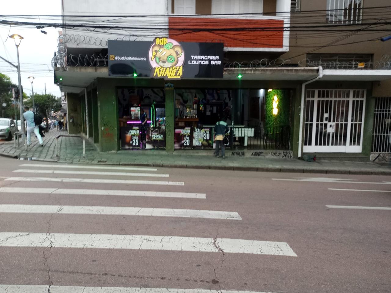 Ponto Comercial de Esquina todo mobiliado pronto para uso, no Centro de Curitiba Rua Trajano Reis. Valor de Venda R$ 100.000,00