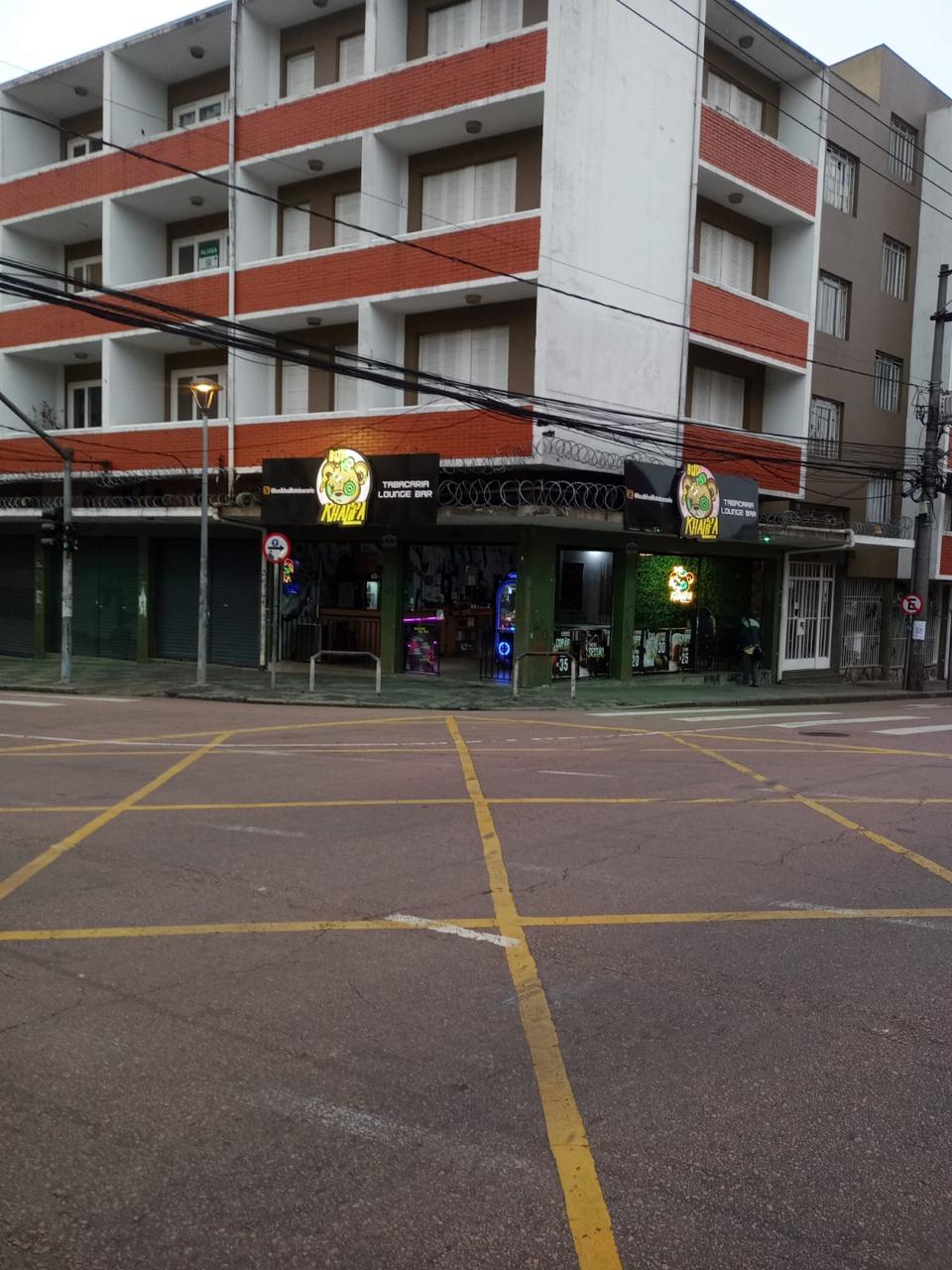 Ponto Comercial de Esquina todo mobiliado pronto para uso, no Centro de Curitiba Rua Trajano Reis. Valor de Venda R$ 100.000,00