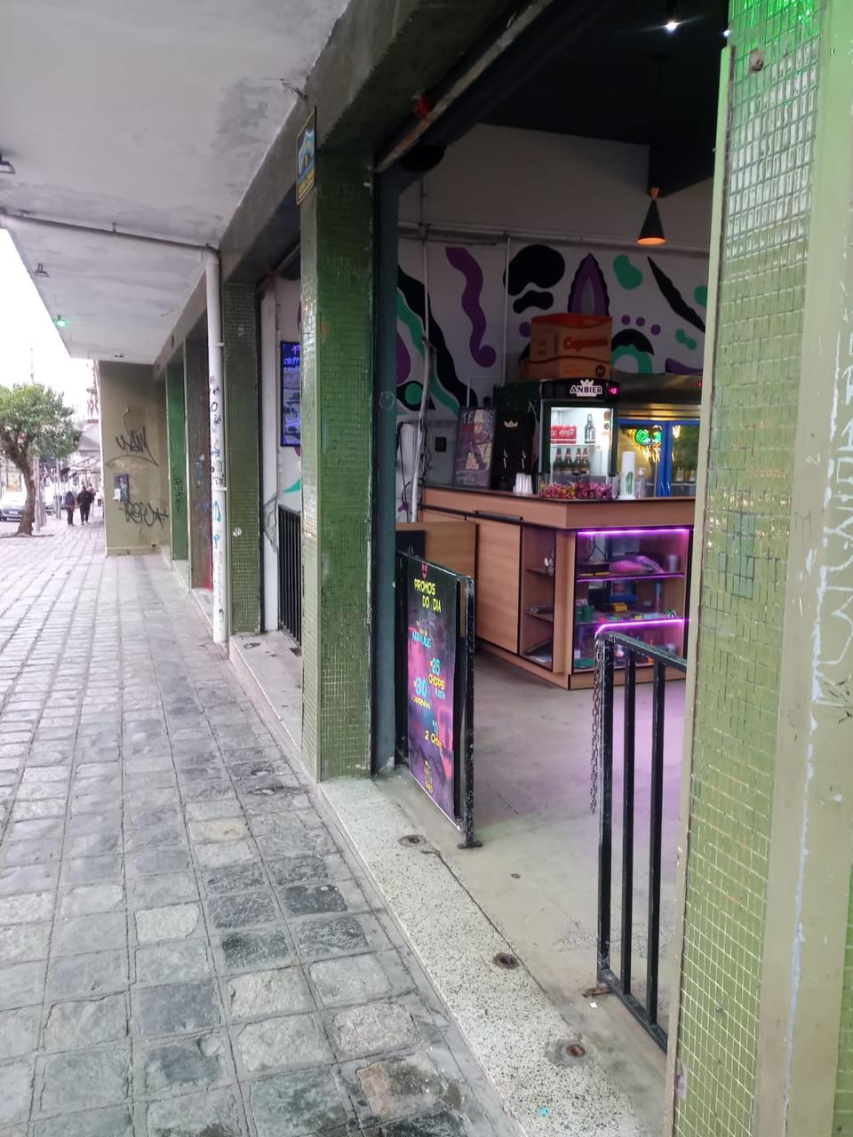 Ponto Comercial de Esquina todo mobiliado pronto para uso, no Centro de Curitiba Rua Trajano Reis. Valor de Venda R$ 100.000,00