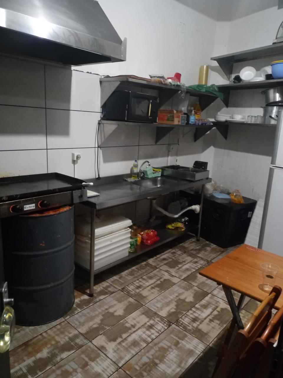 Ponto Comercial de Esquina todo mobiliado pronto para uso, no Centro de Curitiba Rua Trajano Reis. Valor de Venda R$ 100.000,00