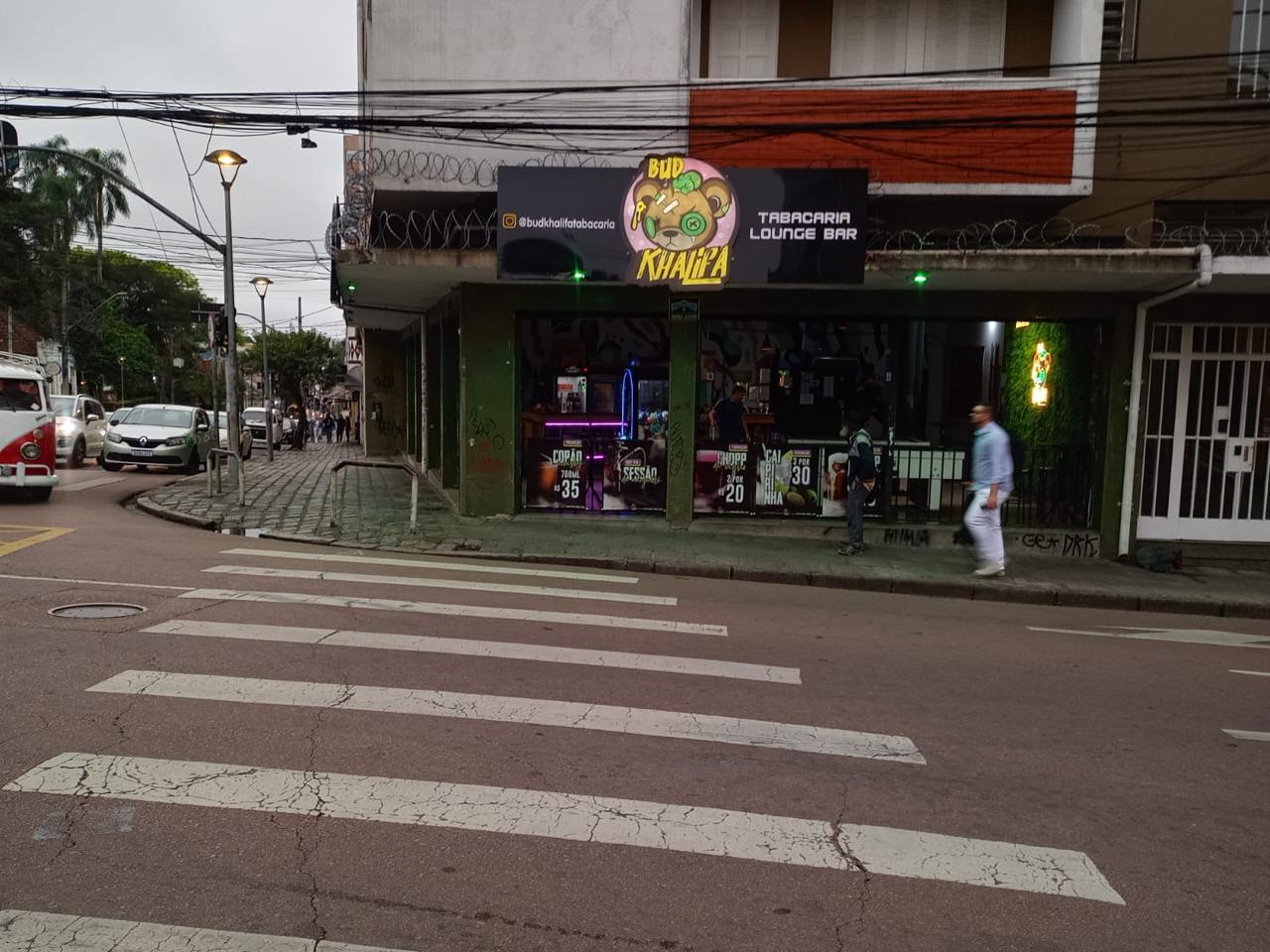 Ponto Comercial de Esquina todo mobiliado pronto para uso, no Centro de Curitiba Rua Trajano Reis. Valor de Venda R$ 100.000,00