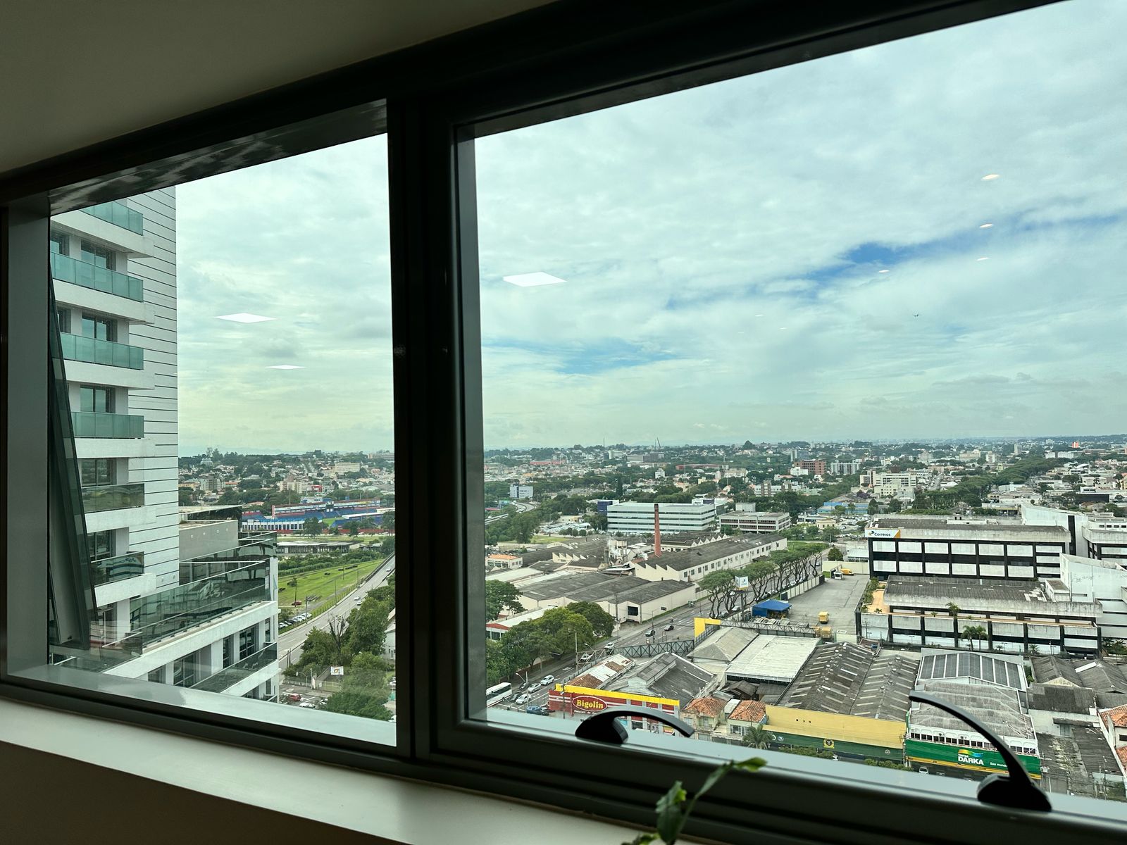 Sala comercial à venda Edifício 7th Avenue Trinity e Chelsea no bairro Rebouças em Curitiba - PR, com 62M².  Valor de venda  R$ 480.000,00.