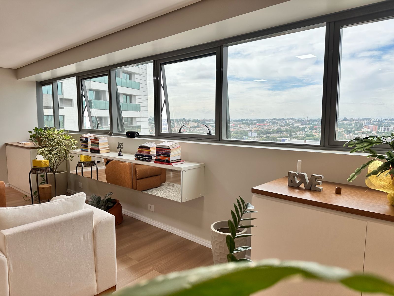 Sala comercial à venda Edifício 7th Avenue Trinity e Chelsea no bairro Rebouças em Curitiba - PR, com 62M².  Valor de venda  R$ 480.000,00.
