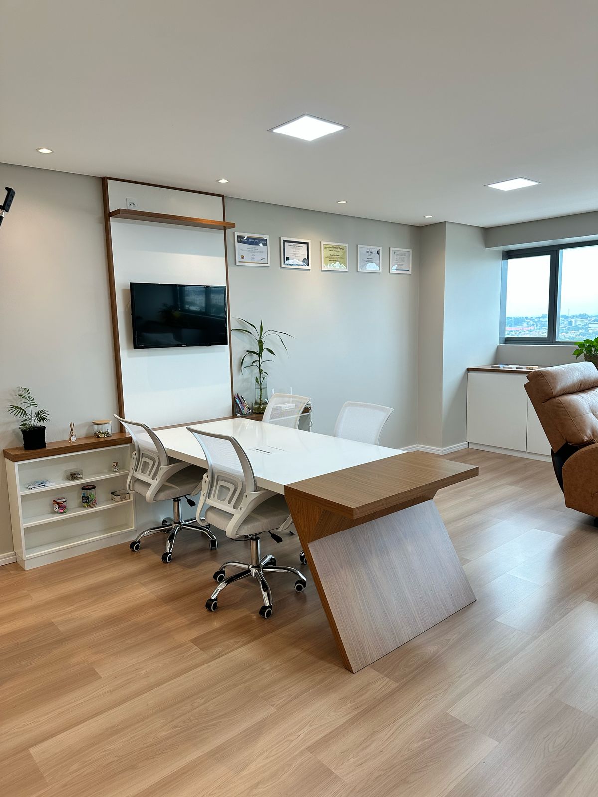 Sala comercial à venda Edifício 7th Avenue Trinity e Chelsea no bairro Rebouças em Curitiba - PR, com 62M².  Valor de venda  R$ 480.000,00.