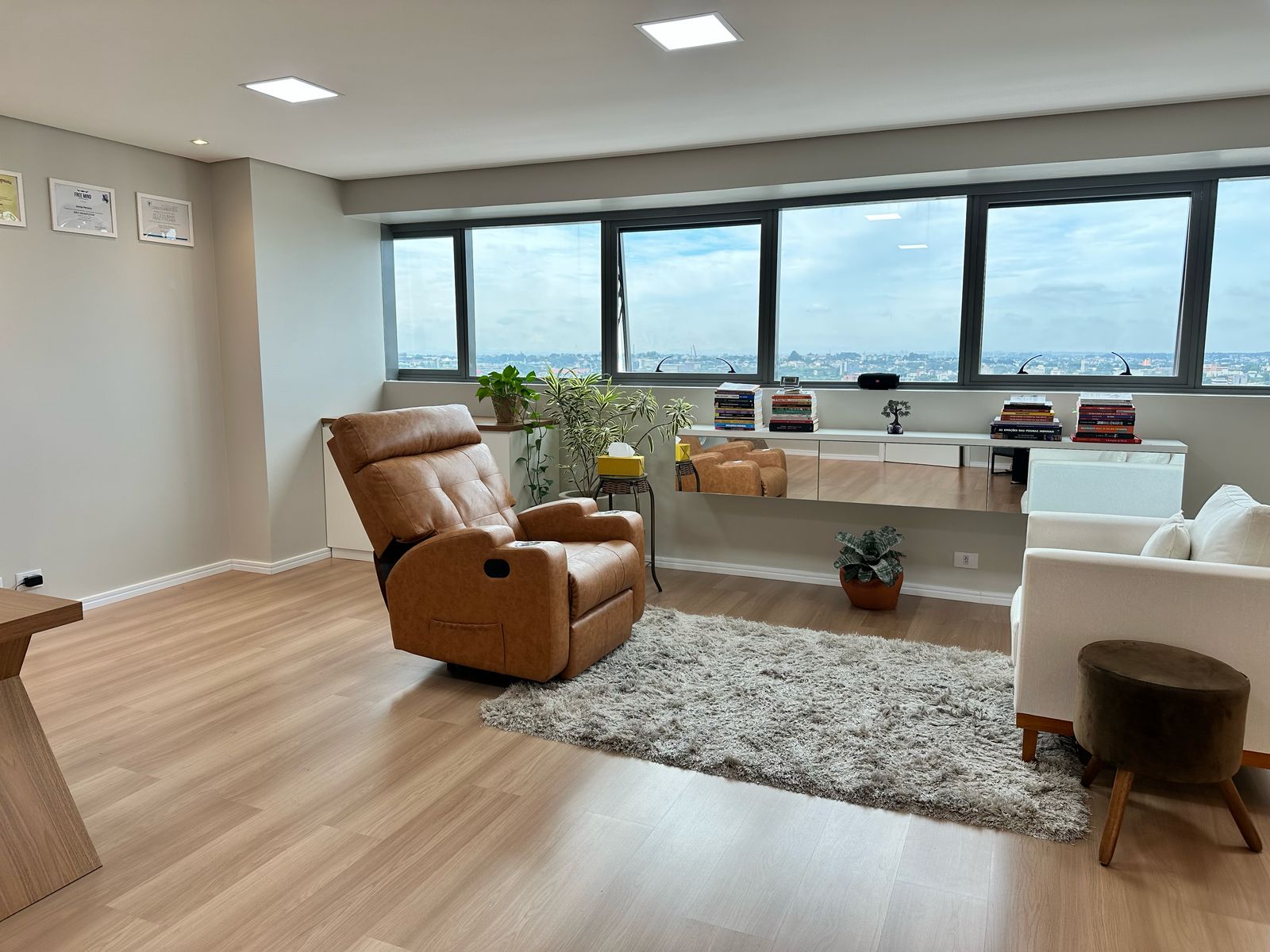Sala comercial à venda Edifício 7th Avenue Trinity e Chelsea no bairro Rebouças em Curitiba - PR, com 62M².  Valor de venda  R$ 480.000,00.