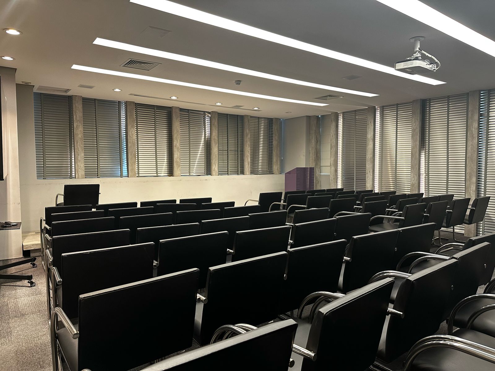 Sala comercial à venda Edifício 7th Avenue Trinity e Chelsea no bairro Rebouças em Curitiba - PR, com 62M².  Valor de venda  R$ 480.000,00.