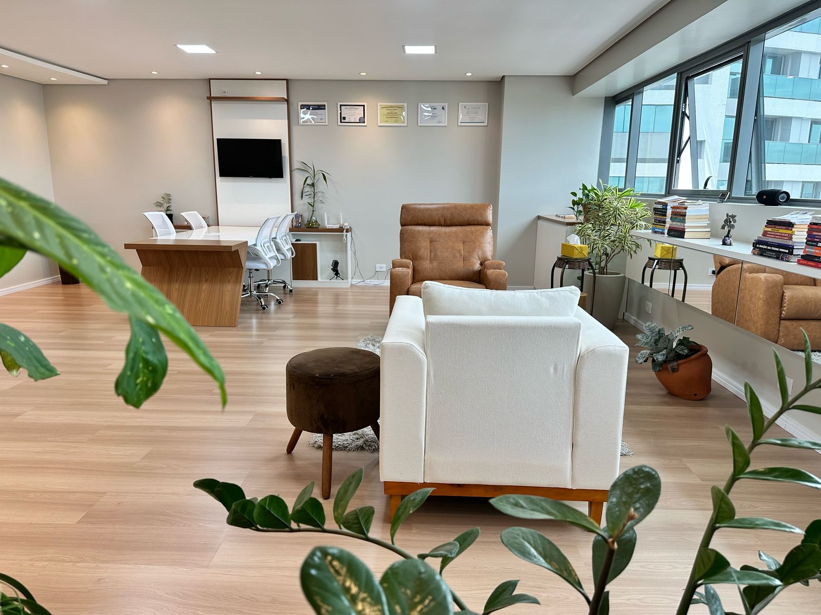 Sala comercial à venda Edifício 7th Avenue Trinity e Chelsea no bairro Rebouças em Curitiba - PR, com 62M².  Valor de venda  R$ 480.000,00.