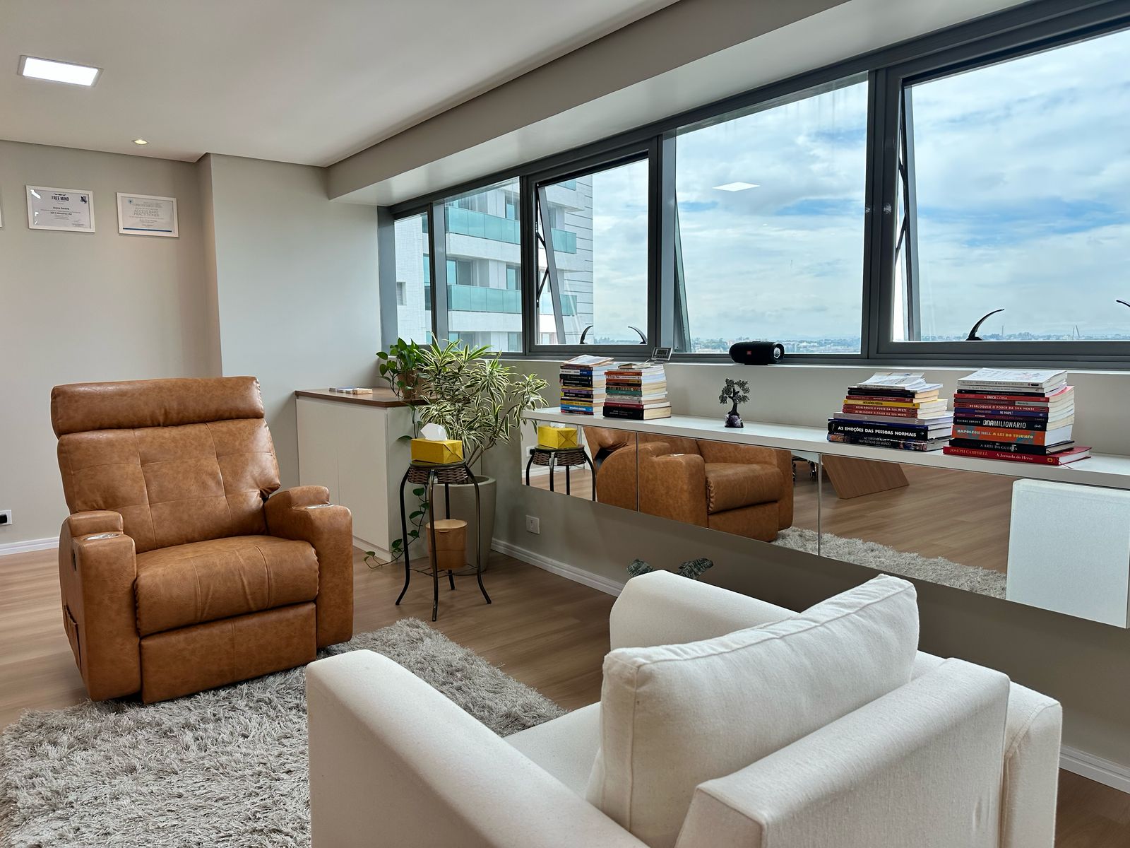 Sala comercial à venda Edifício 7th Avenue Trinity e Chelsea no bairro Rebouças em Curitiba - PR, com 62M².  Valor de venda  R$ 480.000,00.