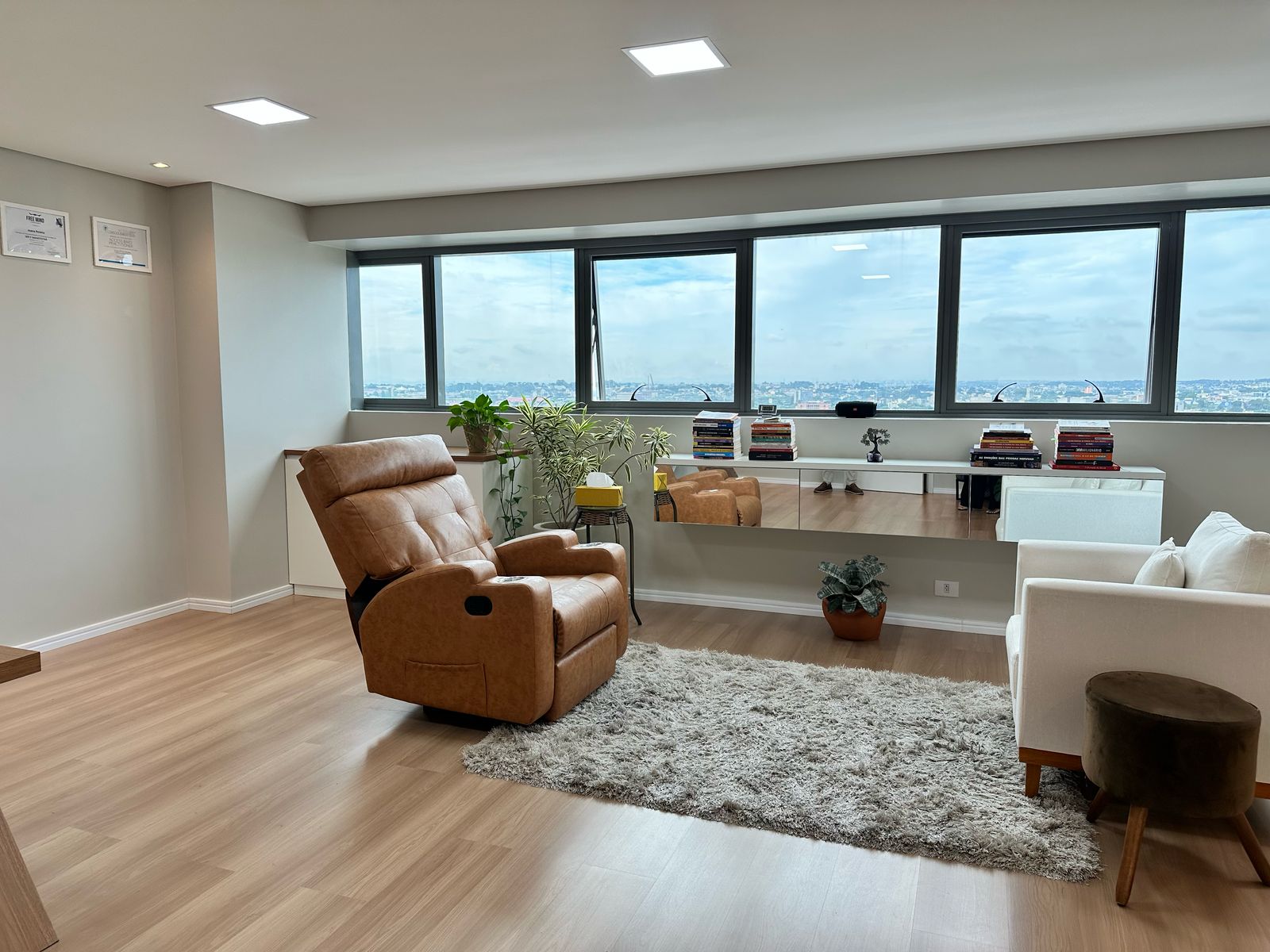 Sala comercial à venda Edifício 7th Avenue Trinity e Chelsea no bairro Rebouças em Curitiba - PR, com 62M².  Valor de venda  R$ 480.000,00.