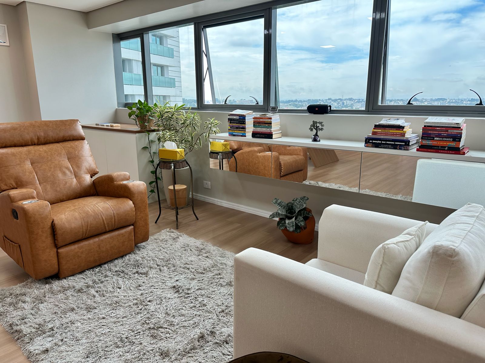 Sala comercial à venda Edifício 7th Avenue Trinity e Chelsea no bairro Rebouças em Curitiba - PR, com 62M².  Valor de venda  R$ 480.000,00.
