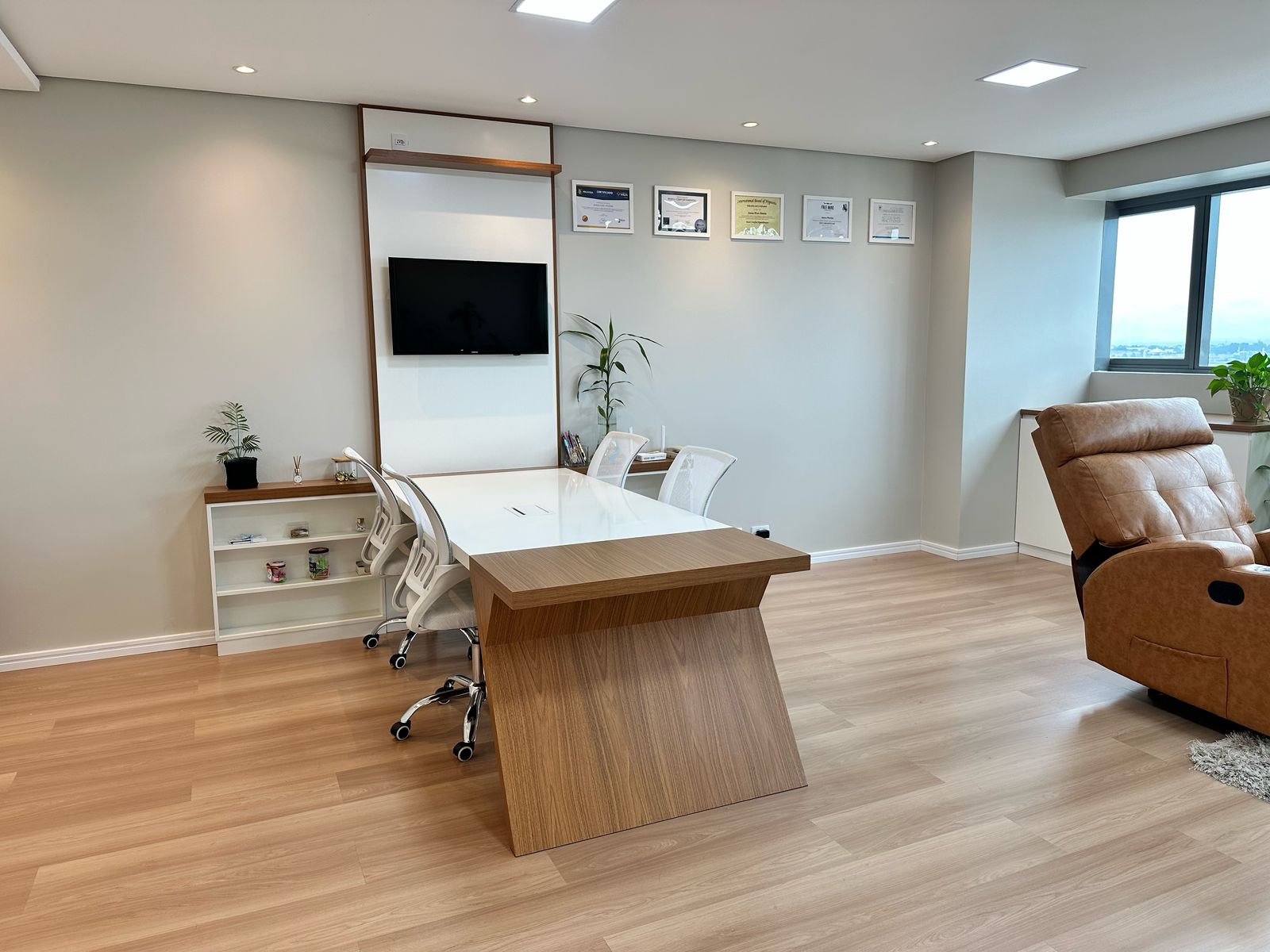 Sala comercial à venda Edifício 7th Avenue Trinity e Chelsea no bairro Rebouças em Curitiba - PR, com 62M².  Valor de venda  R$ 480.000,00.