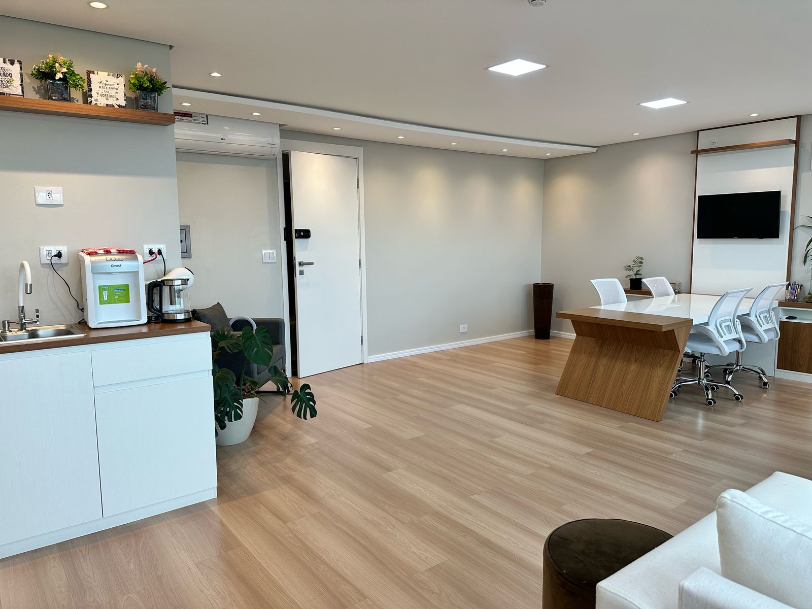 Sala comercial à venda Edifício 7th Avenue Trinity e Chelsea no bairro Rebouças em Curitiba - PR, com 62M².  Valor de venda  R$ 480.000,00.