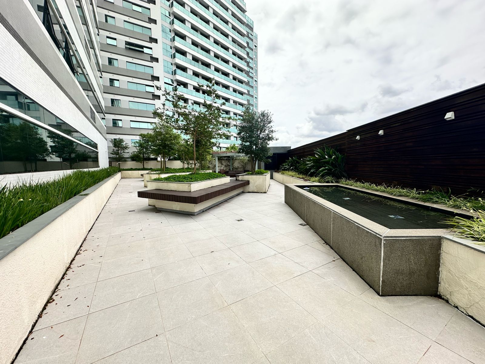 Sala comercial à venda Edifício 7th Avenue Trinity e Chelsea no bairro Rebouças em Curitiba - PR, com 62M².  Valor de venda  R$ 480.000,00.