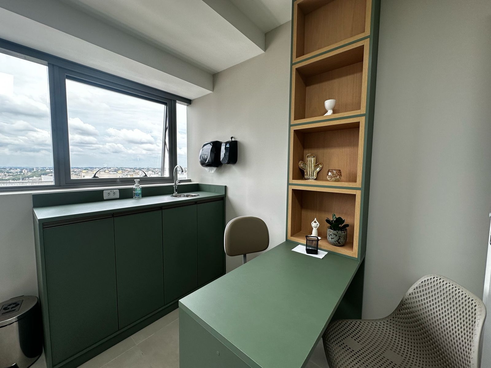 Sala comercial à venda Edifício 7th Avenue Trinity e Chelsea no bairro Rebouças em Curitiba - PR, com 60M².  Valor de venda  R$ 450.000,00.