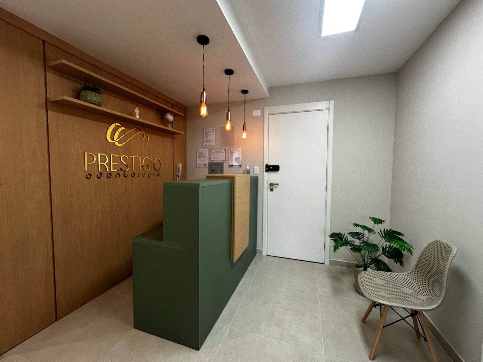 Sala comercial à venda Edifício 7th Avenue Trinity e Chelsea no bairro Rebouças em Curitiba - PR, com 60M².  Valor de venda  R$ 450.000,00.
