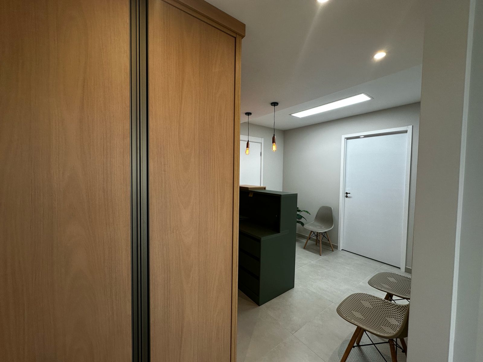 Sala comercial à venda Edifício 7th Avenue Trinity e Chelsea no bairro Rebouças em Curitiba - PR, com 60M².  Valor de venda  R$ 450.000,00.