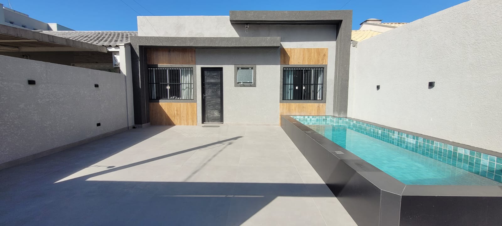 Casa com PISCINA 2 quartos sendo 1 suíte para locação diária no bairro Bela Vista/Caiobá em Matinhos-PR. A PARTIR DE R$500,00 A DIARIA