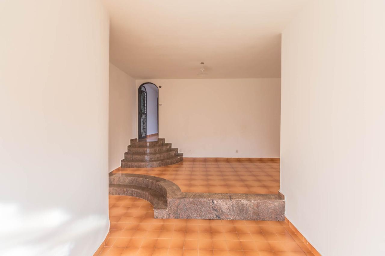 Casa excelente para Fins comercias -Sta Cruz I