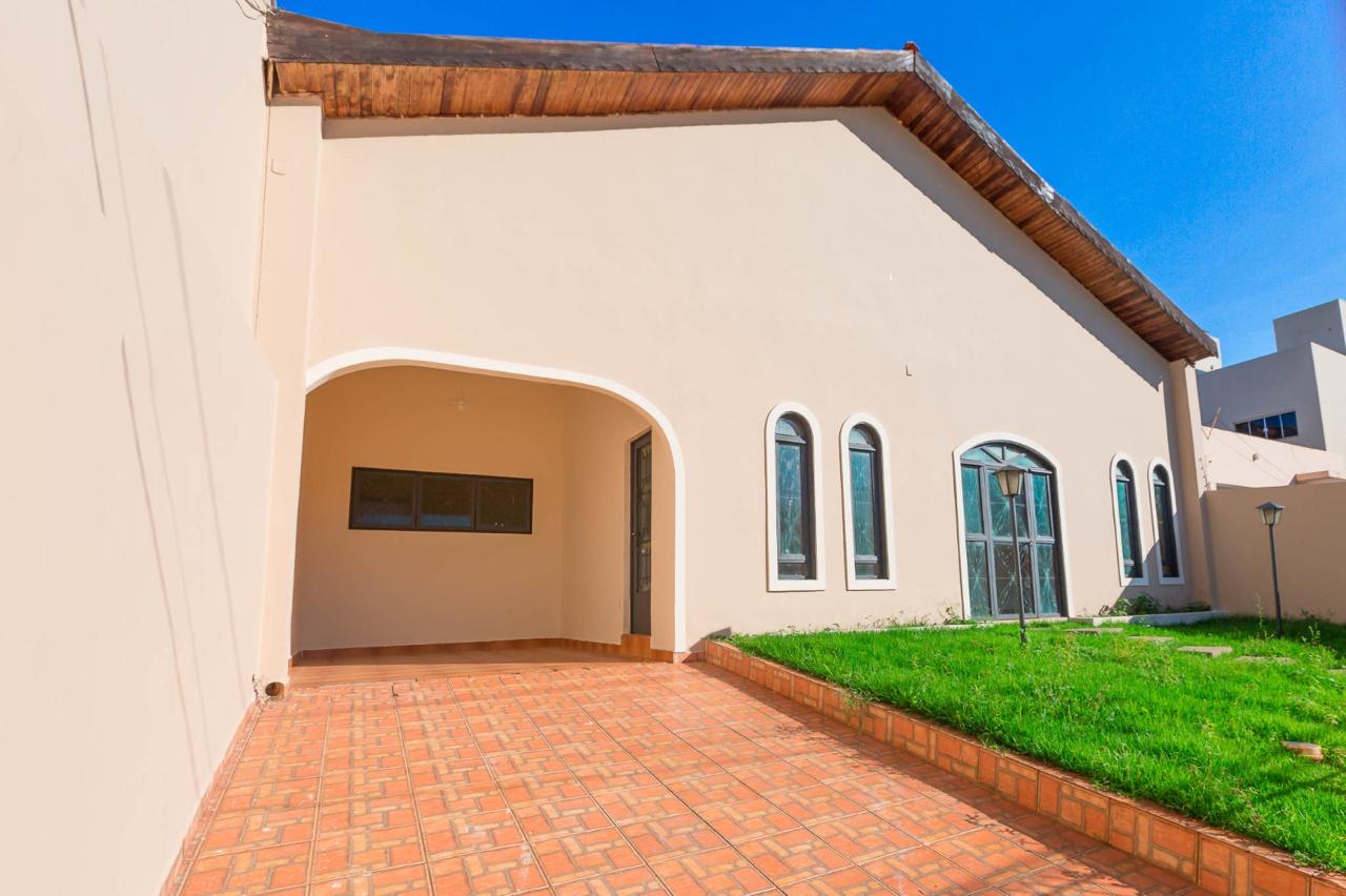 Casa excelente para Fins comercias -Sta Cruz I