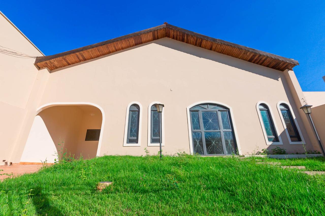 Casa excelente para Fins comercias -Sta Cruz I