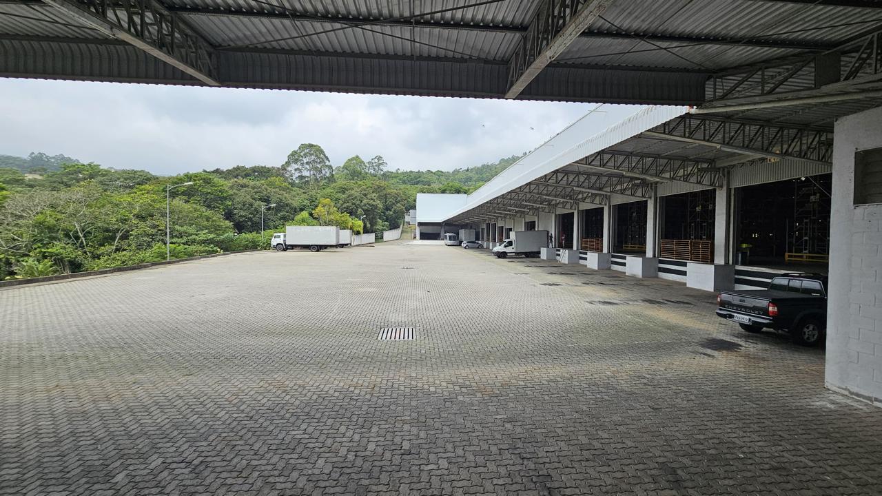 Charmosa Galpão no Centro em Mairiporã Novo