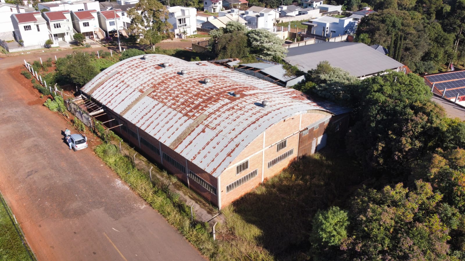 Vende-se Pavilhão com 800m² construído e terreno de 2.000m²