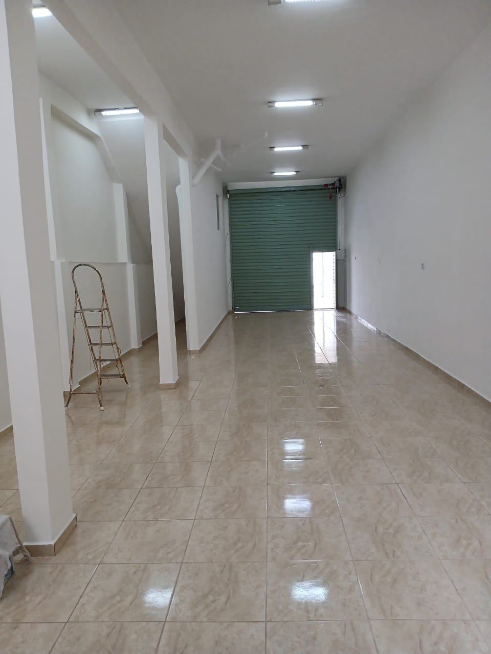 ALUGA-SE SALÃO COMERCIAL NA NOVA CURUÇÁ!