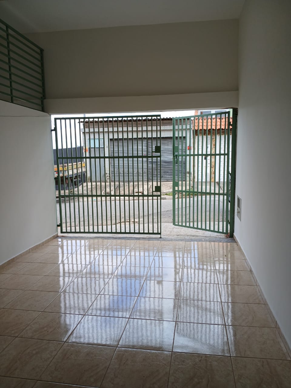 ALUGA-SE SALÃO COMERCIAL NA NOVA CURUÇÁ!
