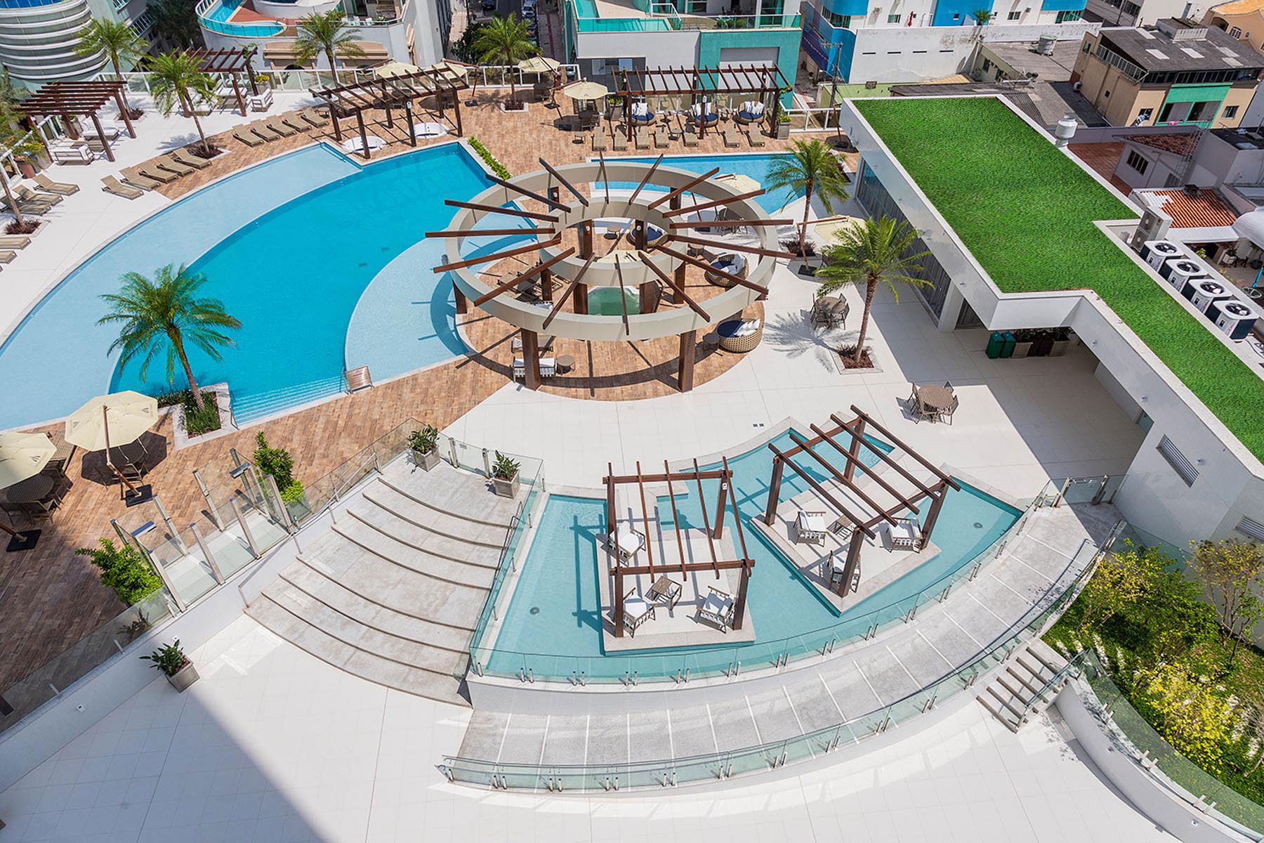 Apartamento DIFERENCIADO com sacada de frente para o mar de Balneário Camboriú, finamente mobiliado, decorado e climatizado.