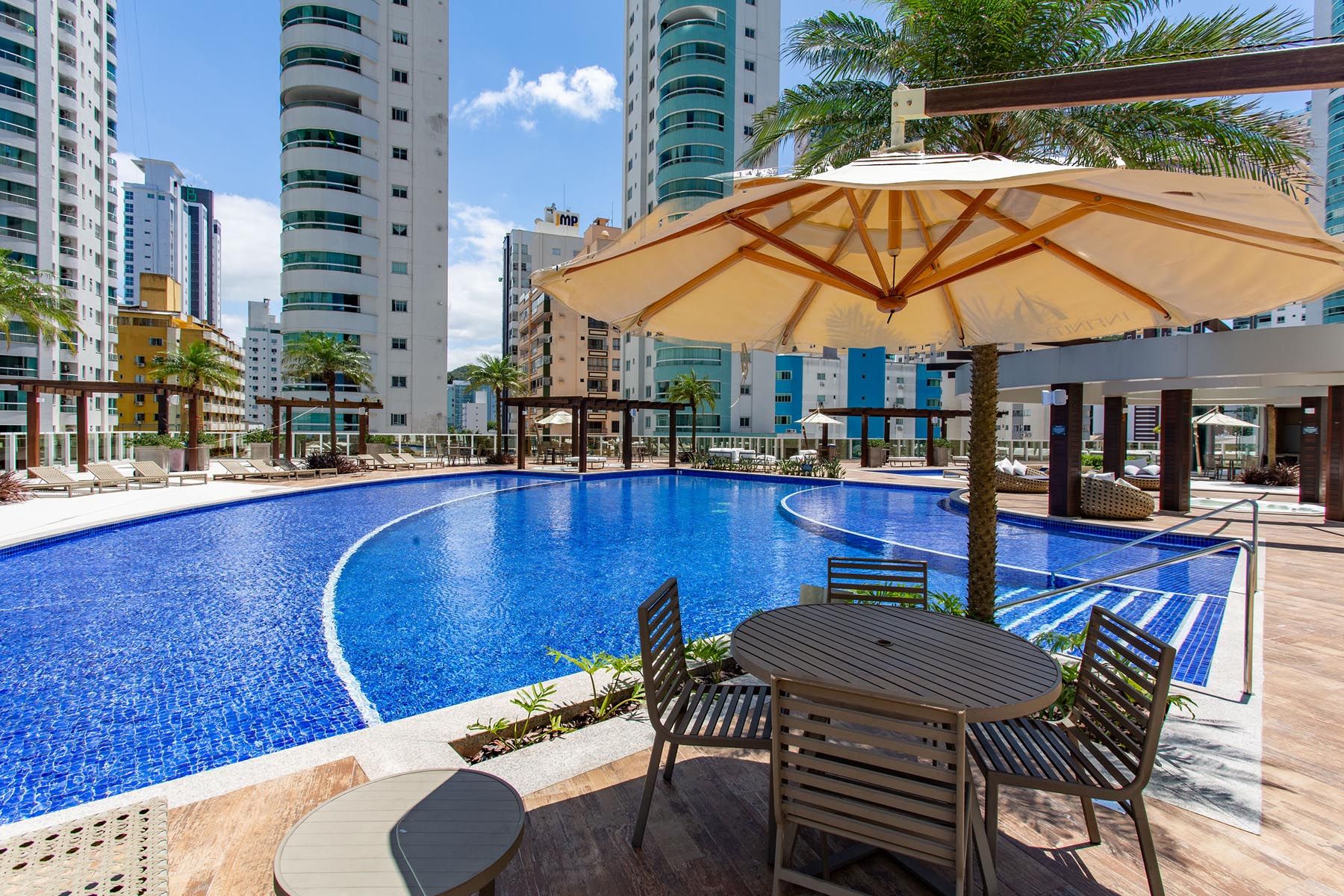 Apartamento DIFERENCIADO com sacada de frente para o mar de Balneário Camboriú, finamente mobiliado, decorado e climatizado.
